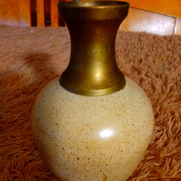 Beige and gold vase - Picture 2 of 3